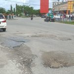 Dinas PU Buru Terkesan Cuek Dengan Jalan Rusak di Namlea, Pengguna Jalan Merasa Terancam