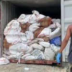 Kontainer yang Jatuh Dipelabuhan Namlea Akhirnya Dibongkar, Ini Hasilnya