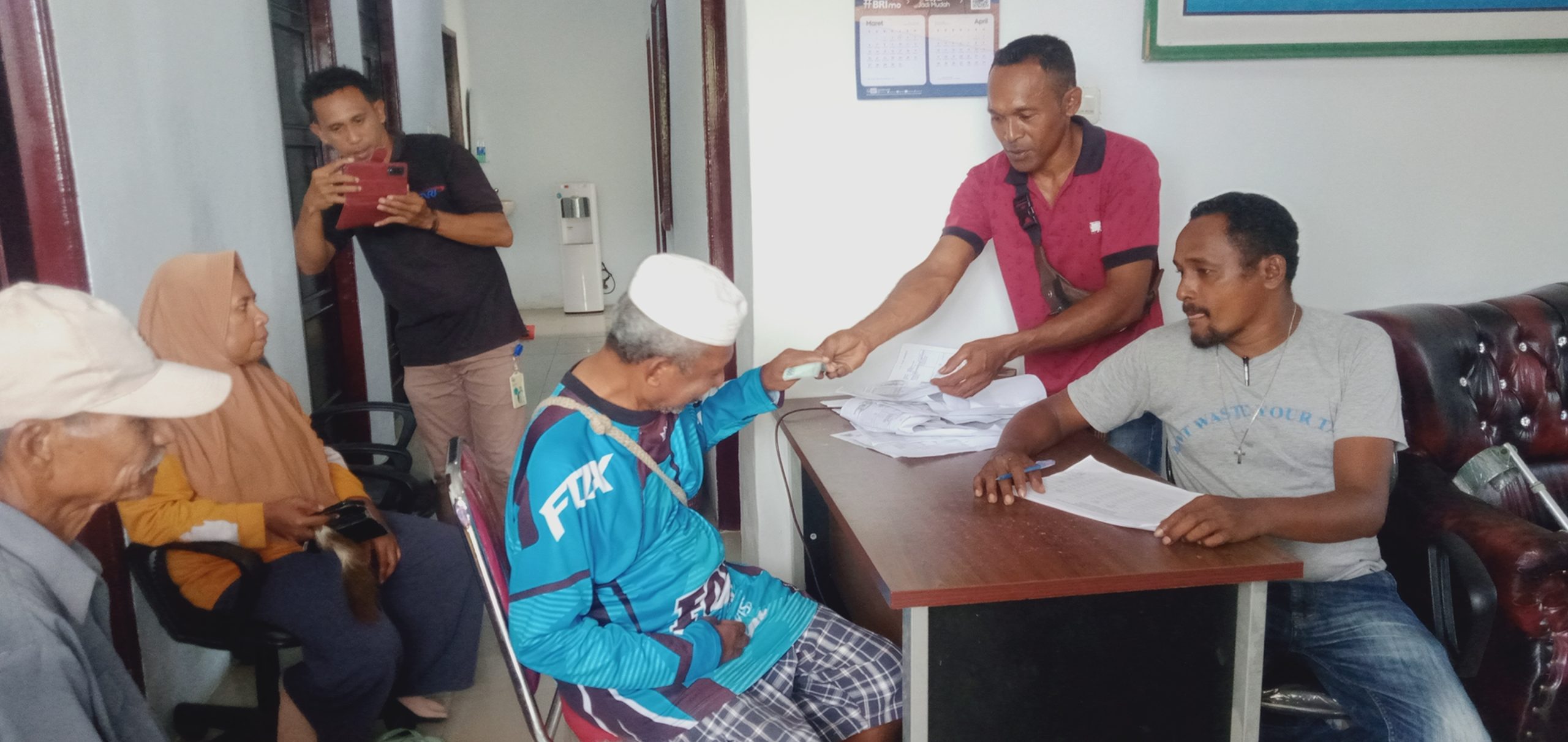 Salah satu KPM terima BLT DD di kantor Desa Lokki, Rabu (15/3/2023).
