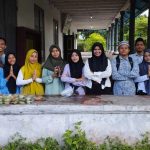 Mahasiswa Perikanan Universitas Banda Naira-Maluku, Bagi Takjil Gratis ke Warga