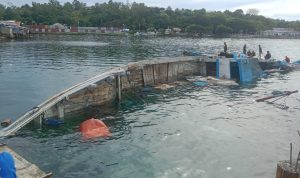 Bangkai Kapal Kayu yang Tenggelam di Pelabuhan Laut Namlea Segera Dievakuasi