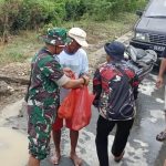 Banjir Mulai Surut, Babinsa Koramil Waeapo Bantu Pemulangan Pengungsi ke Rumah Masing-masing