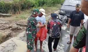 Banjir Mulai Surut, Babinsa Koramil Waeapo Bantu Pemulangan Pengungsi ke Rumah Masing-masing