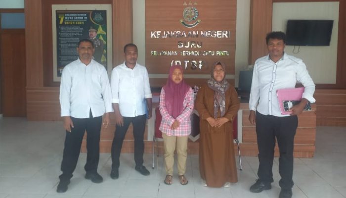 Diduga Korupsi Dana Desa Jikumerasa, Tersangka dan Barang Bukti Diserahkan ke Jaksa