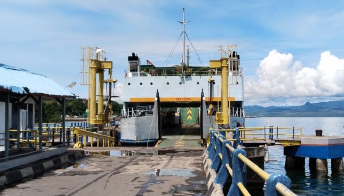 Pastikan Cuaca Aman, Kapal Ferry di Pelabuhan ASDP Namlea Kembali Beroperasi Hari Ini