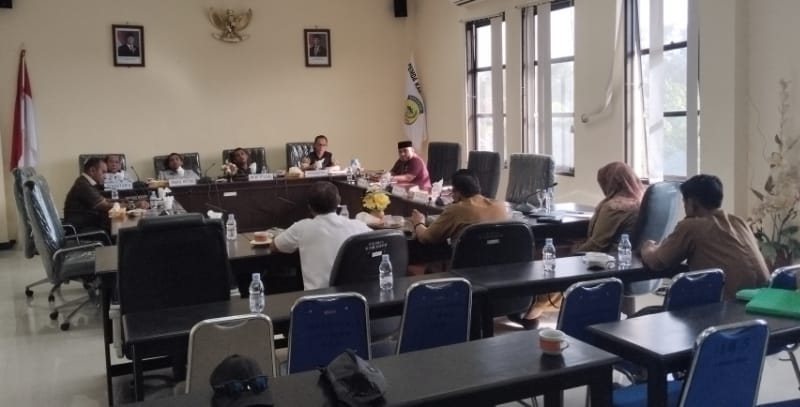 Komisi III Dewan Perwakilan Rakyat Daerah (DPRD) Kabupaten Buru melaksanakan Rapat Dengar Pendapat (RDP) dengan Dinas Pekerjaan Umum dan Penataan Ruang (PUPR) dan Dinas Perhubungan (Dishub) Kabupaten Buru, Selasa (10/6/2025).