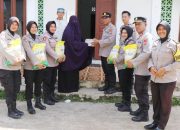 Gratis, Polisi Salurkan Bantuan Beras dan Al-Qur’an ke 10 TPQ di Namlea